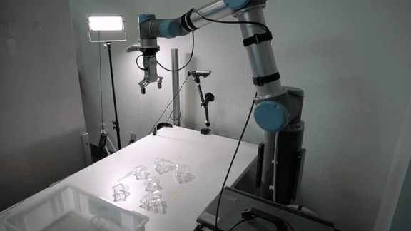 Robotic hand identifying transparent objects